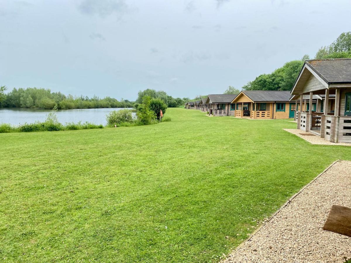 Lake Pochard, Oak Lodge South Cerney Buitenkant foto